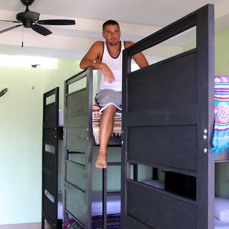 Room2Board Hostel And Surf School Jacó Dış mekan fotoğraf