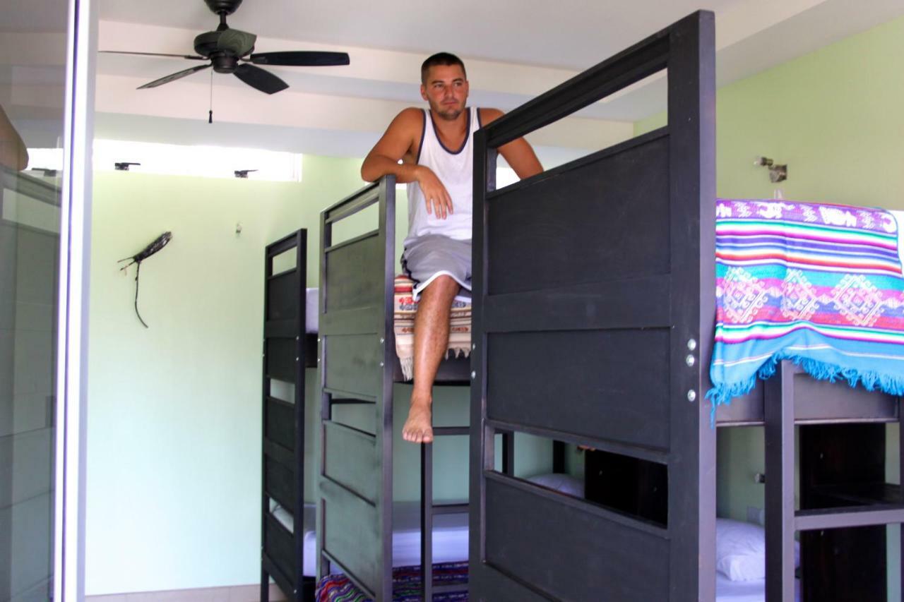 Room2Board Hostel And Surf School Jacó Dış mekan fotoğraf